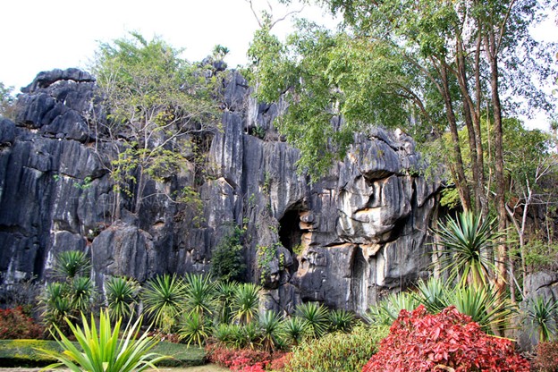 ภูเขาหินปูนที่เกิดขึ้นเองตามธรรมชาติ